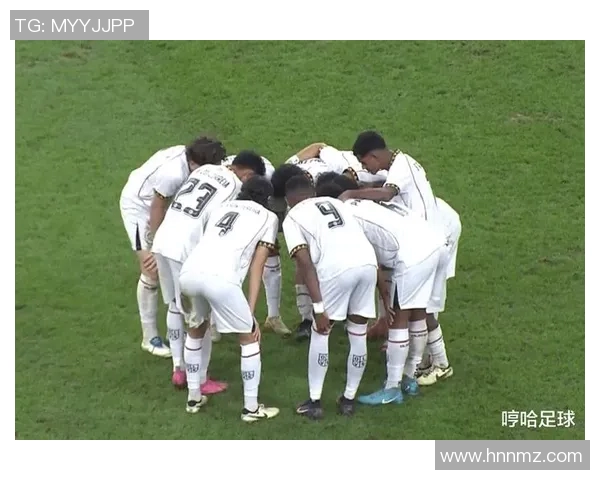 足球明星球员激烈冲突瞬间回顾展现赛场上不可思议的对抗与激情