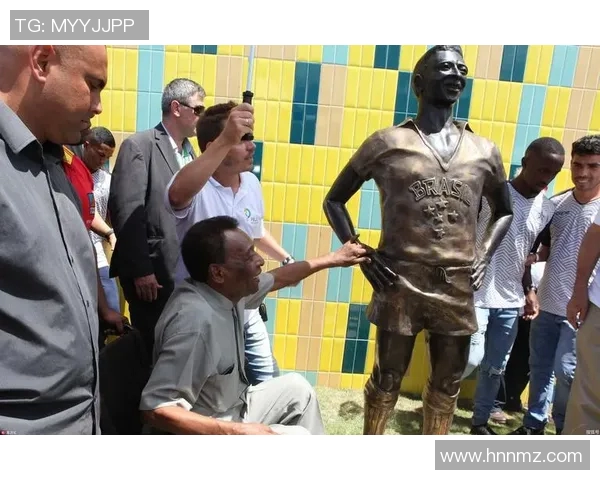 公园内足球明星雕塑的艺术魅力与运动精神完美结合的视觉盛宴